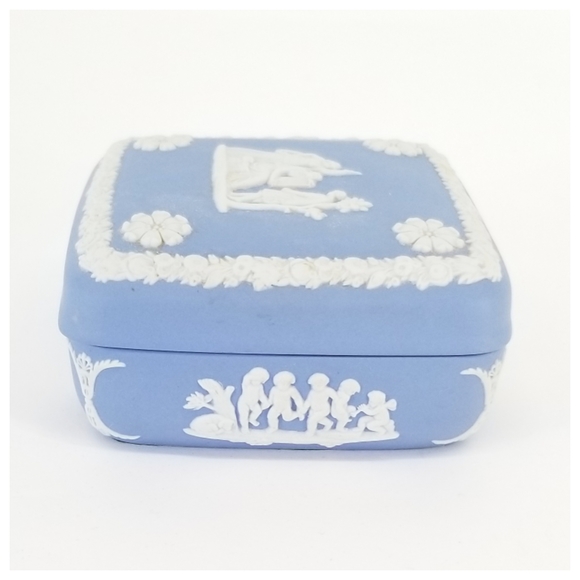 Wedgewood Blue Jasperware Trinket Box - Picture 4 of 7